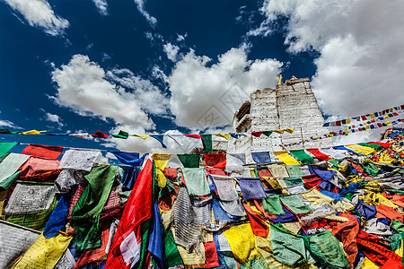 Namgyal山和隆塔悬崖上的Tsemo胜利堡的废墟     多彩的佛教祷告旗帜图片
