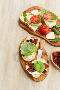 桑威奇三明治加马斯卡松 干西红柿 巴西尔视角面包食物视图绿色桌子图片