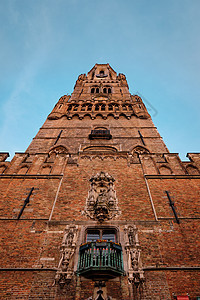 日落时 比利时布鲁日广场的布鲁日钟楼塔正面细节图片