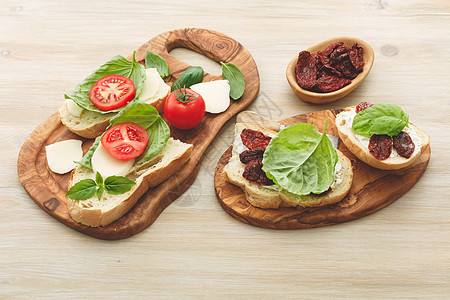 桑威奇三明治加马斯卡松 干西红柿 巴西尔绿色视图视角桌子面包食物图片