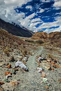 通往喜马拉雅山Lohat Tso神圣湖的脚足路径 拉达赫努布拉河谷佛道景观山脉山路石头方式山径之路小路图片