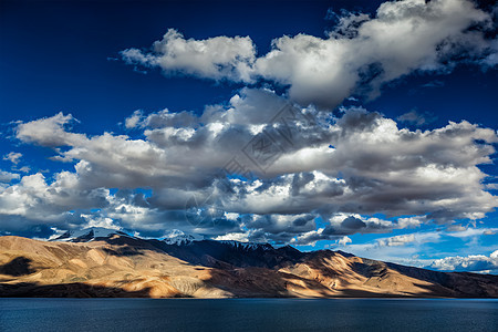 喜马拉雅山Tso Moriri湖风景湖泊高山海拔阴影荒野山脉天空墙纸村庄图片