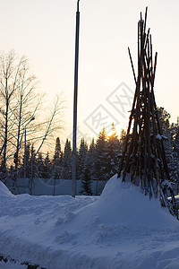 冬天中 蒂皮柱卡在寒冬的厚雪里 周围被红绿松子包围城市农村帐篷天空森林框架蓝色国家两极建筑图片