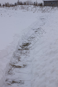 城市清洁服务 在雪暴场后用铲子清洗冬季的雪雪风暴雪堆工具降雪温度工作打扫季节小路街道图片