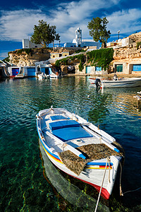 希腊Milos岛Mandrakia渔村港口渔船 希腊米洛斯岛村庄水晶钓鱼风景游客旅游胜地目的地天空日落图片