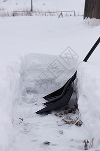 城市清洁服务 在雪暴场后用铲子清洗冬季的雪雪工人投掷小路温度降雪工作季节夹克工具男人图片