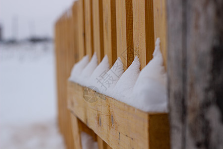 城市清洁服务 在雪暴场后用铲子清洗冬季的雪雪小路工具季节街道风暴夹克天气工人暴风雪打扫图片