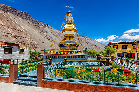 印度佛教宗巴邦风景寺庙经幡旗帜寺院村庄禁忌佛教徒宗教贡巴图片