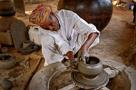 印度工作场所的印度陶器厂 Shilpagram Udaipur 印度拉贾斯坦邦陶瓷工艺黏土男人模具作坊手工业工匠制品水壶图片