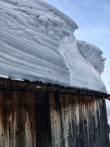 房子和建筑物的屋顶上下了很多雪 全国和城市的冬季都一样季节阳光小屋建筑院子建筑学窗户财产蓝色冒险图片