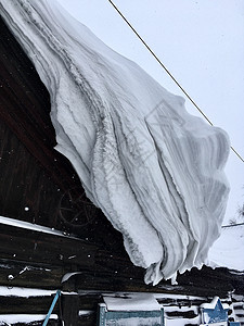 房子和建筑物的屋顶上下了很多雪 全国和城市的冬季都一样入口建筑天空冒险木头阳光蓝色天气财产季节图片