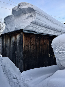 房子和建筑物的屋顶上下了很多雪 全国和城市的冬季都一样窗户季节建筑学住宅入口天气天空冒险蓝色建筑图片