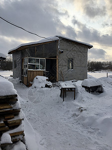 房子和建筑物的屋顶上下了很多雪 全国和城市的冬季都一样蓝色天气住宅建筑阳光建筑学天空季节财产院子图片