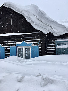 房子和建筑物的屋顶上下了很多雪 全国和城市的冬季都一样建筑阳光住宅天空木头窗户季节冒险建筑学院子图片