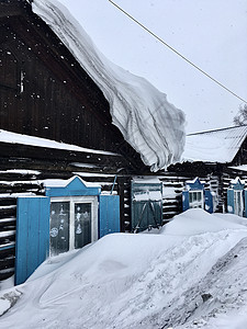 房子和建筑物的屋顶上下了很多雪 全国和城市的冬季都一样天空季节院子木头入口窗户建筑冒险阳光住宅图片