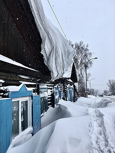 房子和建筑物的屋顶上下了很多雪 全国和城市的冬季都一样院子窗户天空冒险木头建筑建筑学住宅蓝色阳光图片