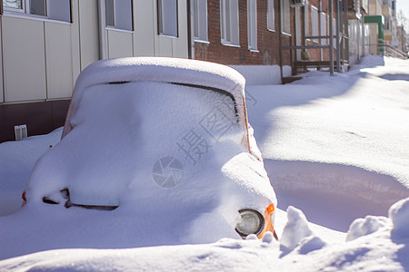 在停车场的冬季暴风雪中被雪雪覆盖的车辆城市汽车气候场景运输雪堆生活冻结天气窗户图片