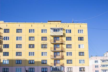 平板大楼形式中的普通住房玻璃天空多层宿舍城市窗户高楼住宅阳台建筑学图片
