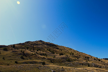 Bjelasnica山上的一座岩石山 其背景是带有天顶的栽种锥形树枝 位于波斯尼亚和黑塞哥维那Bjelasnica山的山丘图片