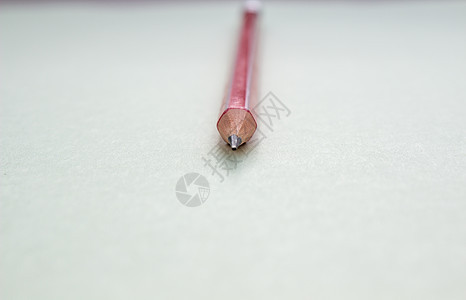 在浅绿色背景的一支红色铅笔绘画墙纸木头宏观学校白色教育工具蜡笔办公室图片