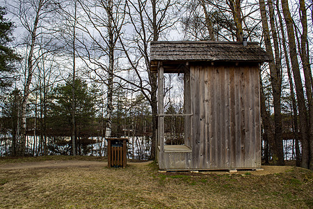 自然的木质厕所 靠近树木和湖边图片