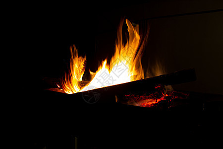 晚上 火在烤架上燃烧 明亮的木柴 夜晚的火焰海滩烧伤壁炉营火蓝色危险墙纸活力橙子篝火图片