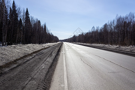 森林中的平面道路 美丽的旅程蓝色天空沥青地平线森林运输阳光交通爬坡旅行图片