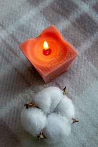 晚上点着红蜡烛 蜡烛在毯子上装饰棉花花湿气植物学静物香水火焰烛光棉布羊毛图片