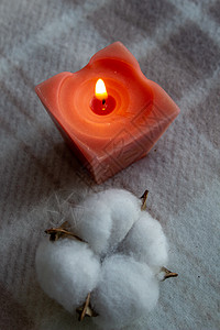 晚上点着红蜡烛 蜡烛在毯子上玻璃羊毛烛光农业静物棉花花火焰有机棉织物持有者图片