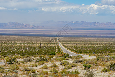 无尽的沙漠道路 冒险在沙漠中旅行驾驶蓝色地平线街道荒野旅游长路农村运输土地图片