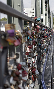 德国法兰克福的一座桥上的隔板友谊安全仪式夫妻钥匙金属挂锁恋人团体婚礼图片