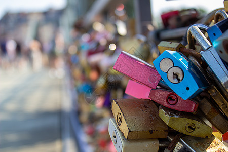 德国法兰克福的一座桥上的隔板文化恋人忠诚挂锁城市金属栏杆婚礼幸福浪漫图片