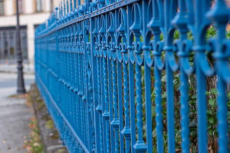 德国城市中的蓝色金属栅栏图片