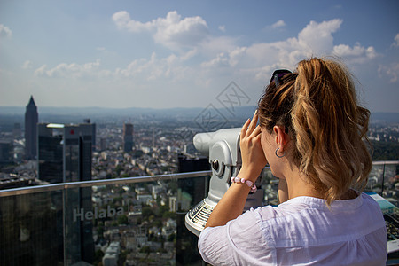 从主塔的顶部看法兰克福的年轻旅游女孩 从主塔到金融中心的美因河畔法兰克福鸟瞰图全景女士景观风景商业城市建筑学办公室地标天空图片