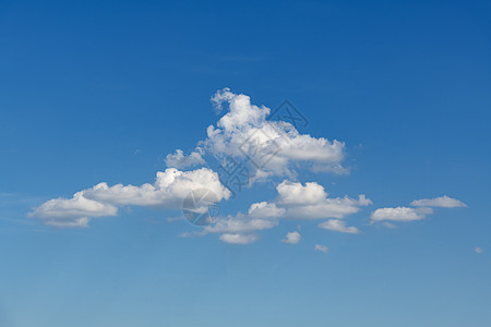 日落时分漂浮在蓝青色 pur 渐变色天空中的云群自由蓝色天堂气象云景臭氧环境墙纸场景晴天图片