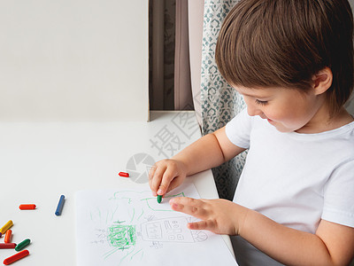 托德画的机器人很滑稽 孩子用蜡笔电子人白色手工爱好男生艺术右手手绘窗台绘画图片