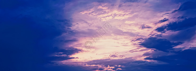 日出时有云彩的天空多云白色太阳天气蓝色空气阳光气氛戏剧性天堂图片
