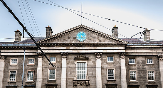 爱尔兰都柏林三一学院架构详情爱尔兰都柏林蓝色反射历史性历史石头城市学校学生行人利菲图片