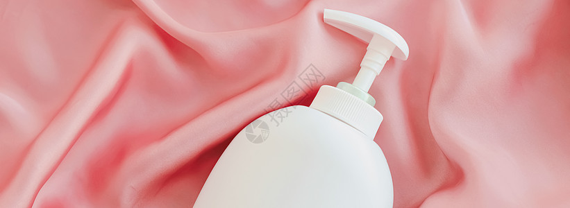 白标签化妆品容器瓶 作为粉色丝丝底的模拟产品瓶子洗剂肥皂身体塑料消毒剂浴室淋浴平铺凝胶图片