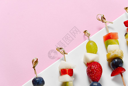 白盘上的新鲜水果甘蔗 白盘健康食品的混合果子 粉色背景 (掌声)图片