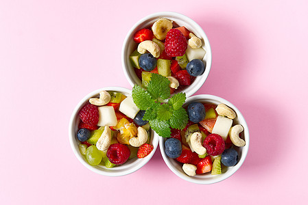 在白色碗的新鲜水果沙拉 白碗健康食品风格的混合水果 有用的水果沙拉 包括粉红色背景的新鲜水果和浆果 三碗水果沙拉盘子甜点菜单芹菜图片