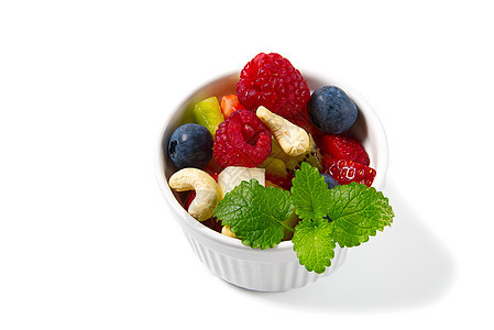 在白色碗的新鲜水果沙拉 白碗健康食品风格的混合水果 有用的水果沙拉 包括粉红色背景的新鲜水果和浆果 三碗水果沙拉餐厅甜点菜肴早餐图片