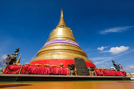 在泰国的Bangkok 黄金木匠寺庙和蓝天旅行宗教建筑学艺术精神旅游金子历史雕像佛教徒图片