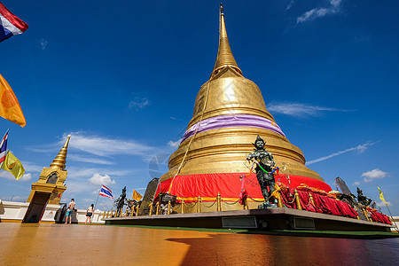 在泰国的Bangkok 黄金木匠寺庙和蓝天文化旅游雕像金子雕塑历史性艺术建筑学天空旅行图片