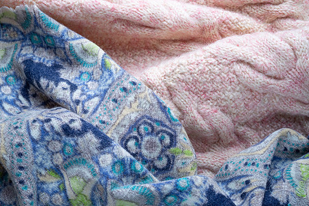 粉色针织羊毛套头衫和蓝色疤痕图片