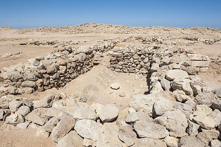 沙漠海岸线上的老罗马人废墟遗迹旅行考古蓝色挖掘天空石头堡垒考古学房间图片
