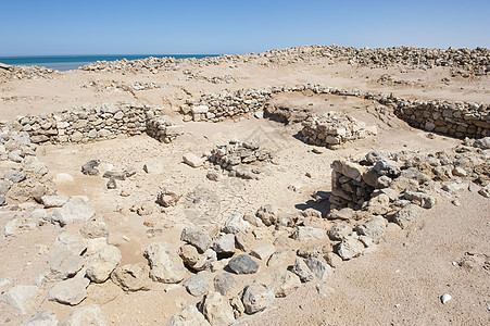 沙漠海岸线上的老罗马人废墟遗迹建筑学房间天空蓝色石头挖掘堡垒考古旅行图片