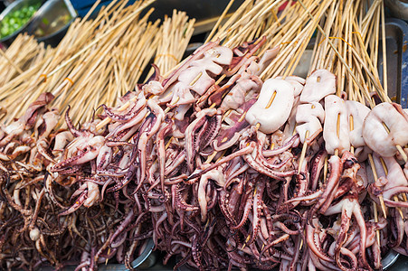 在一个街头市场里 鱿鱼堆积如山小吃章鱼午餐食物烹饪美食海鲜炙烤串烧街道图片