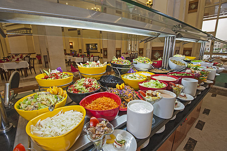 沙拉自助餐馆自助餐厅沙拉的变色营养沙拉台胡椒餐厅陶器托盘用餐酒店红色白色背景