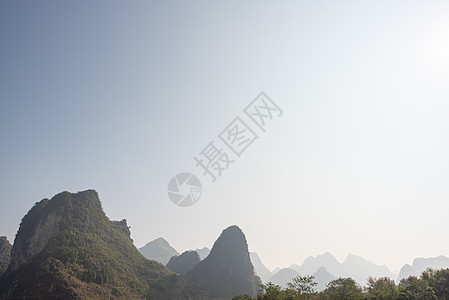 古林与杨水之间的卡斯特形成和雾雾的山地景观场景蓝色地标顶峰石灰石森林旅行天空农村薄雾图片